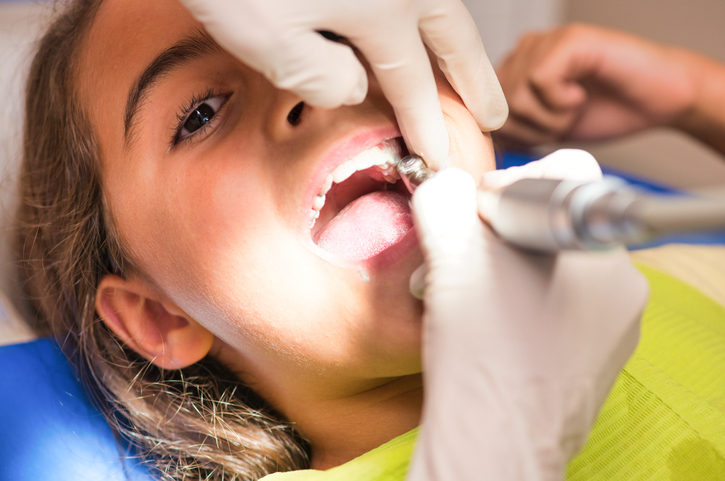dentysta leczy zęby
